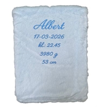 Hellblaue Babydecke mit Namen von Nørgaard Madsen in 80x110 cm mit flauschiger Plüschvorderseite, Rückseite mit Punktenmuster un